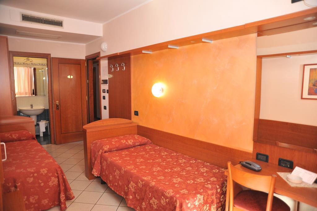 ליבורנו Hotel Stazione מראה חיצוני תמונה
