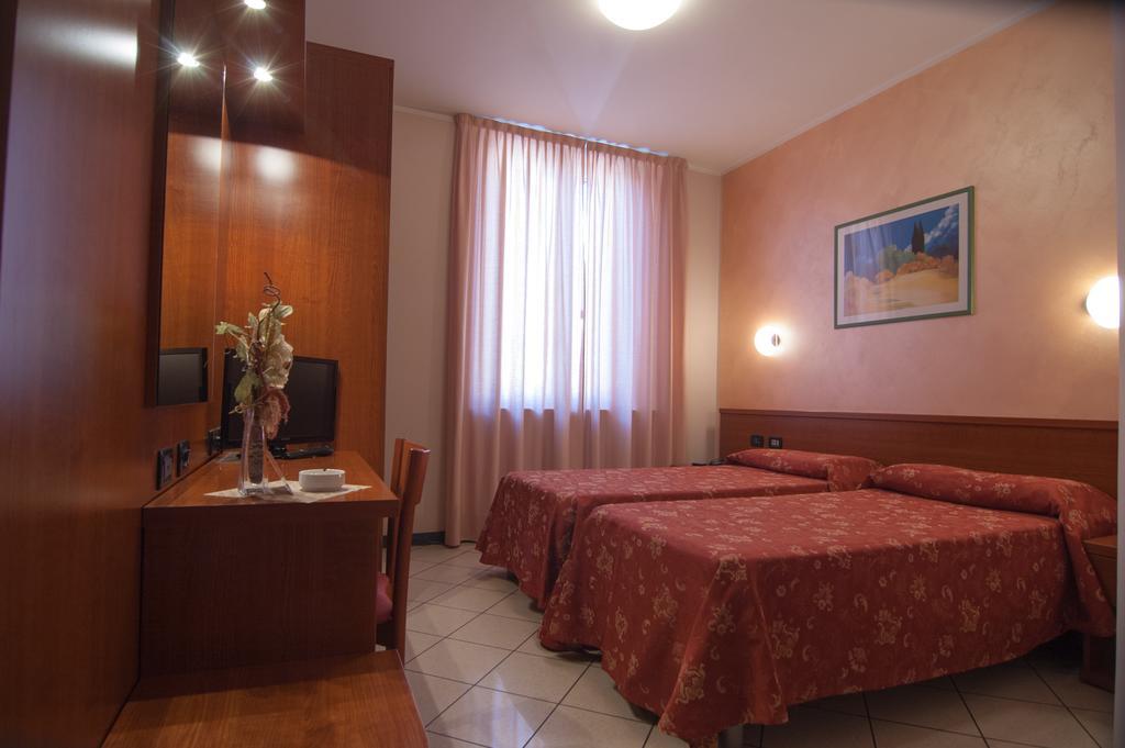 ליבורנו Hotel Stazione מראה חיצוני תמונה